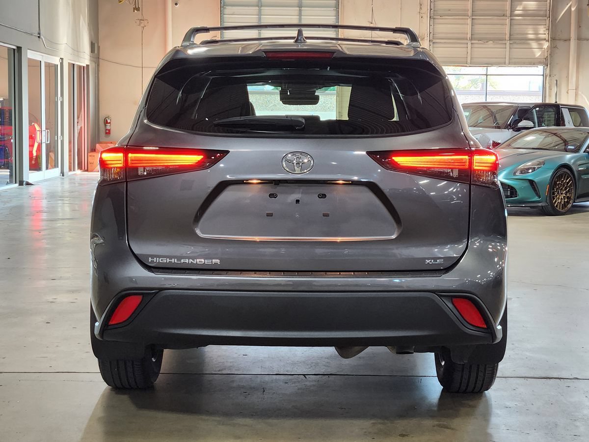 Used 2024 Toyota Highlander XLE FWD image 10