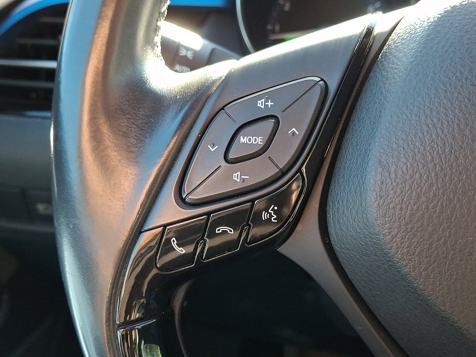 Used 2019 Toyota C-HR XLE FWD image 21