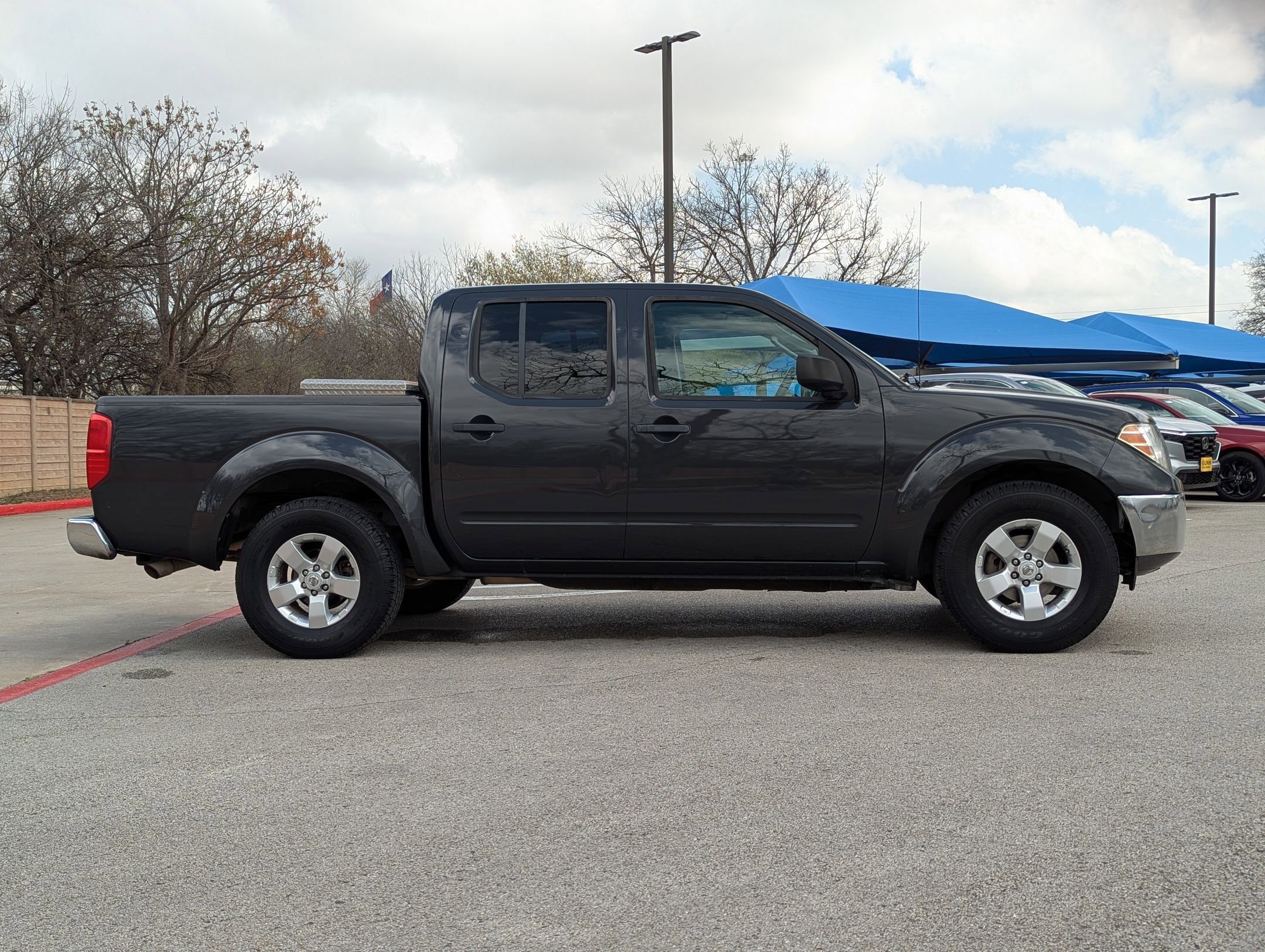 Used 2010 Nissan Frontier SE image 3