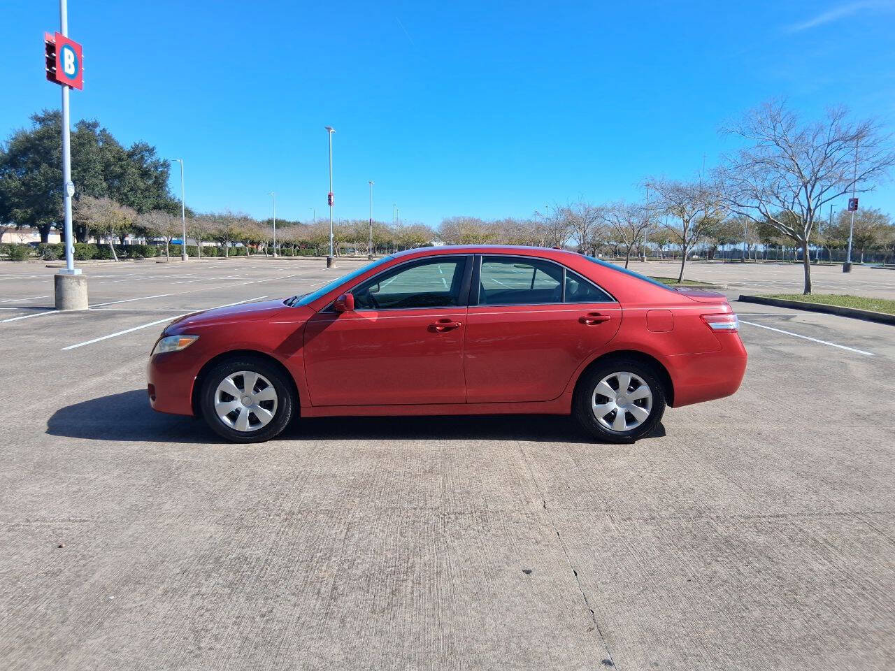 Used 2011 Toyota Camry LE FWD image 3