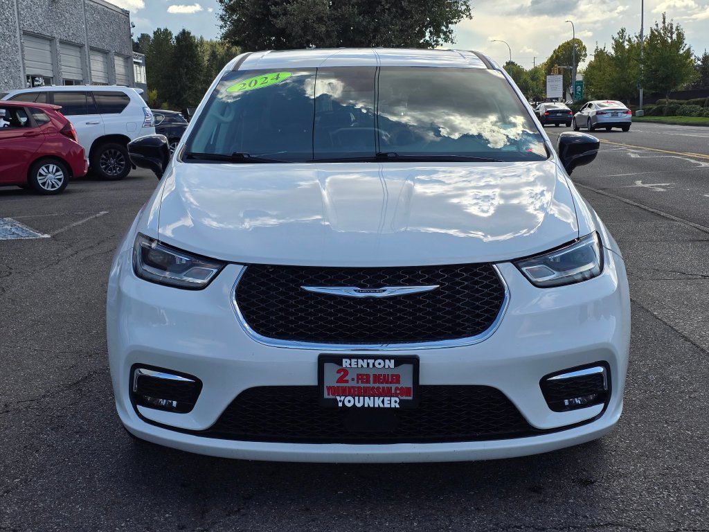 Used 2024 Chrysler Pacifica Limited FWD image 8