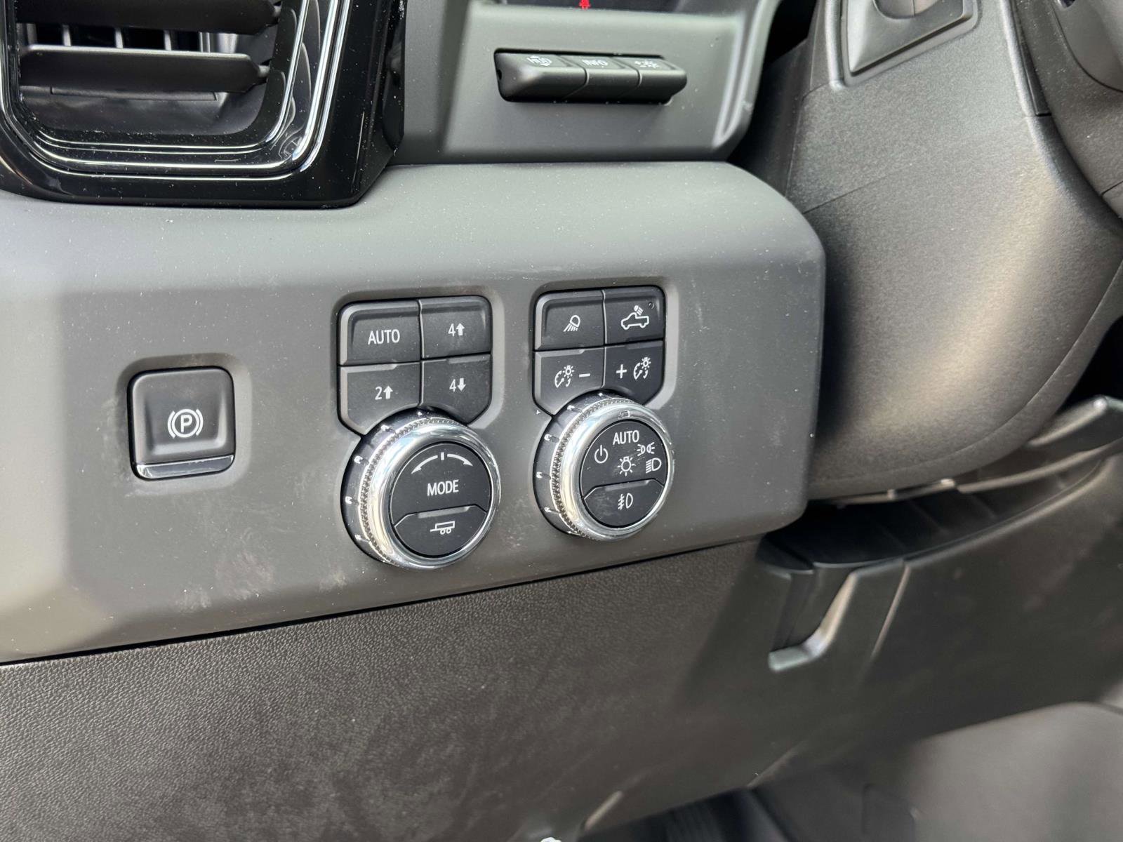 New 2025 GMC Sierra 2500 AT4X w/ AT4X AEV Edition image 9