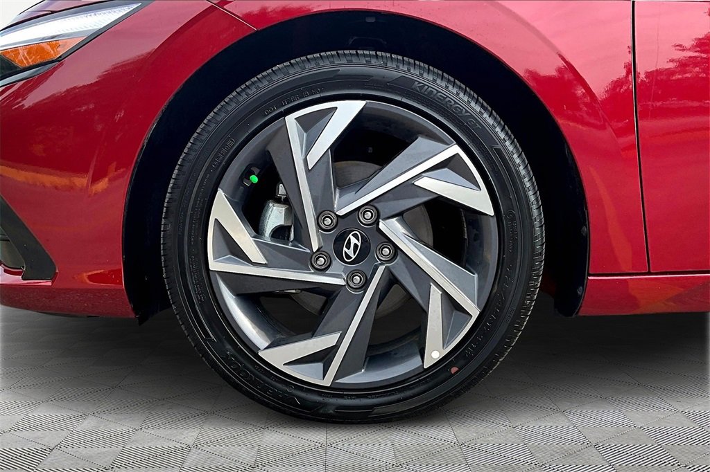 Certified 2025 Hyundai Elantra SEL image 9
