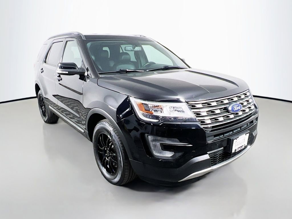 Used 2017 Ford Explorer XLT w/ Equipment Group 202A image 3