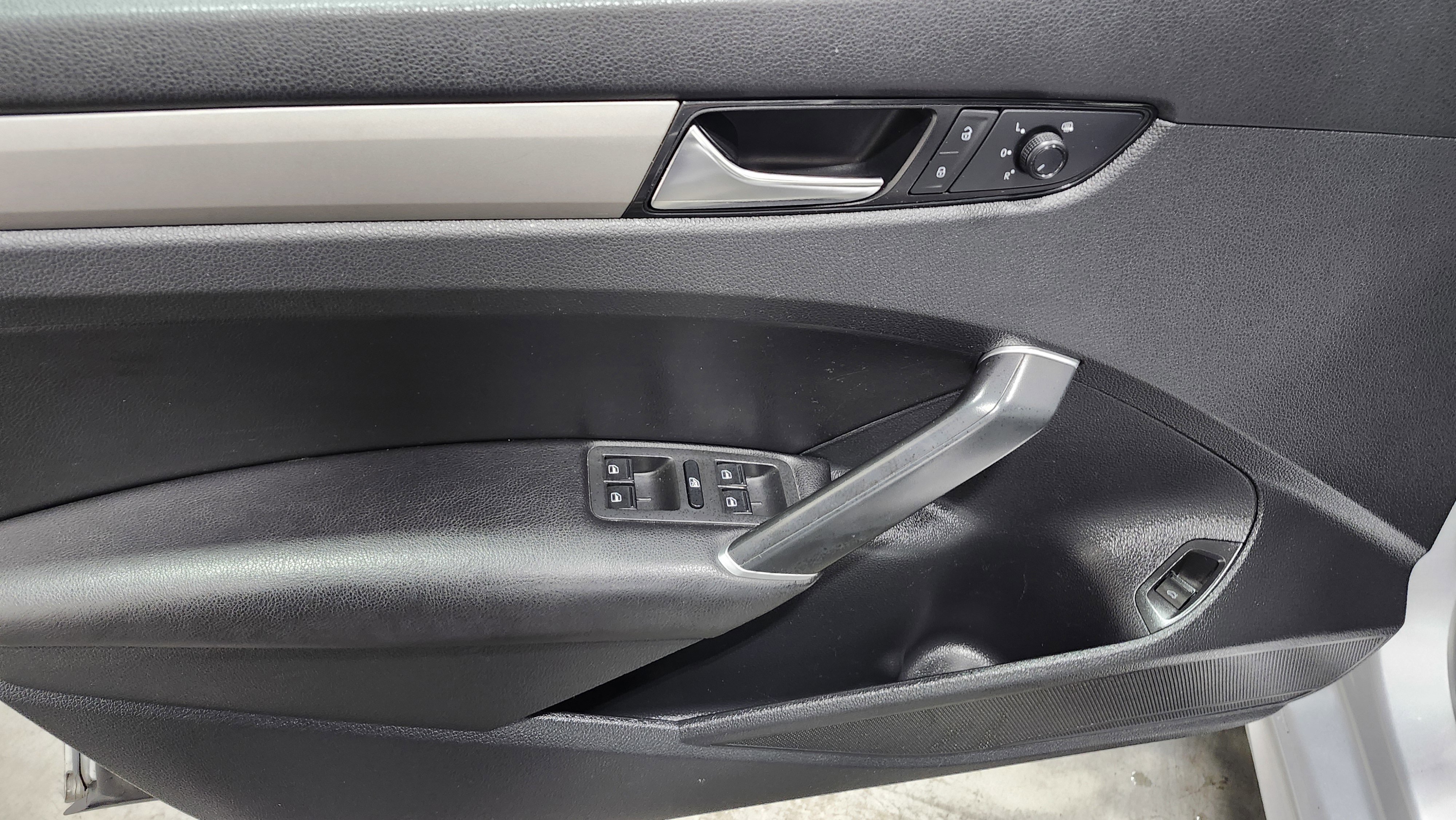 Used 2021 Volkswagen Passat 2.0T SE image 24