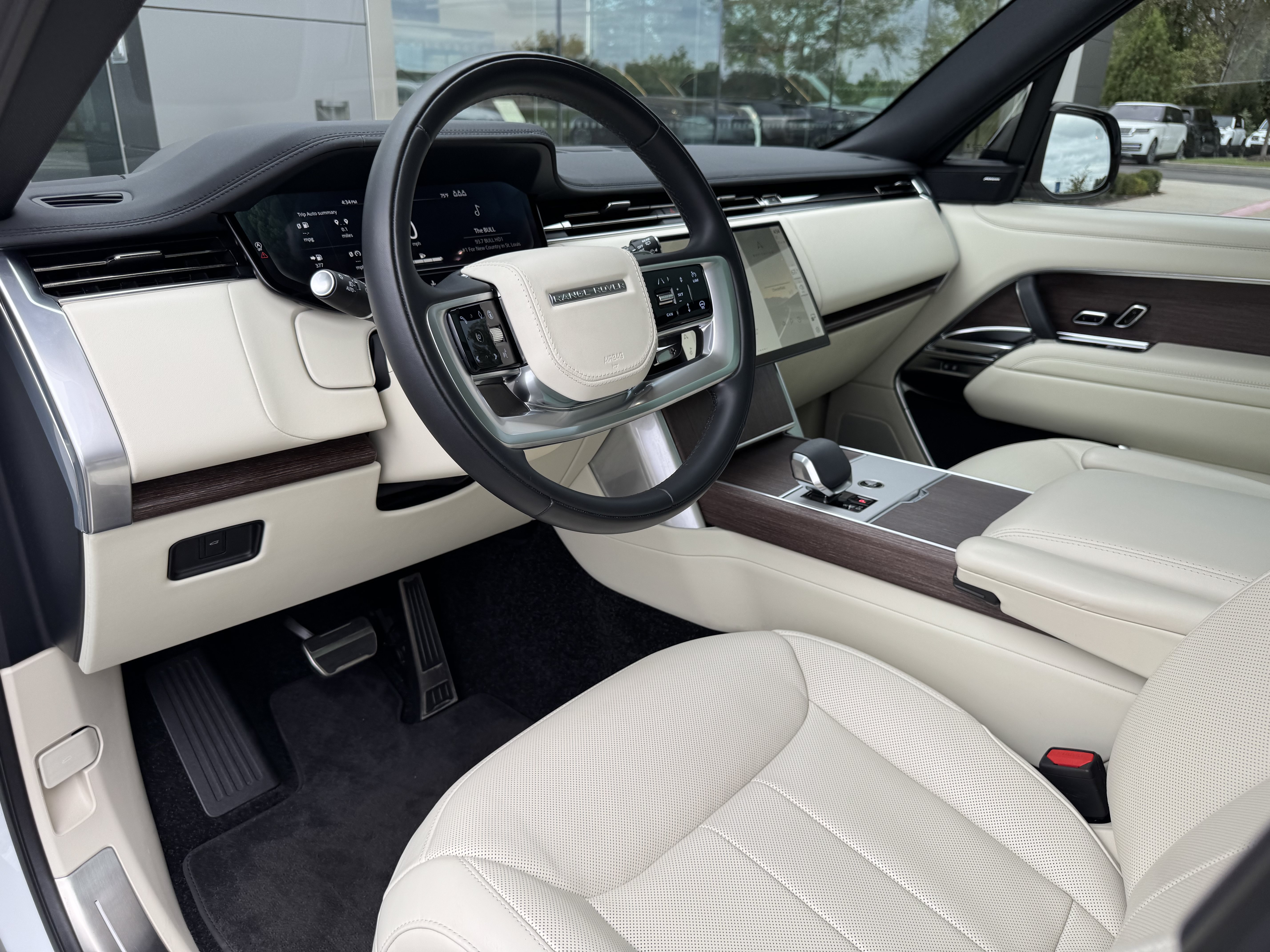 Certified 2025 Land Rover Range Rover SE AWD/4WD image 12