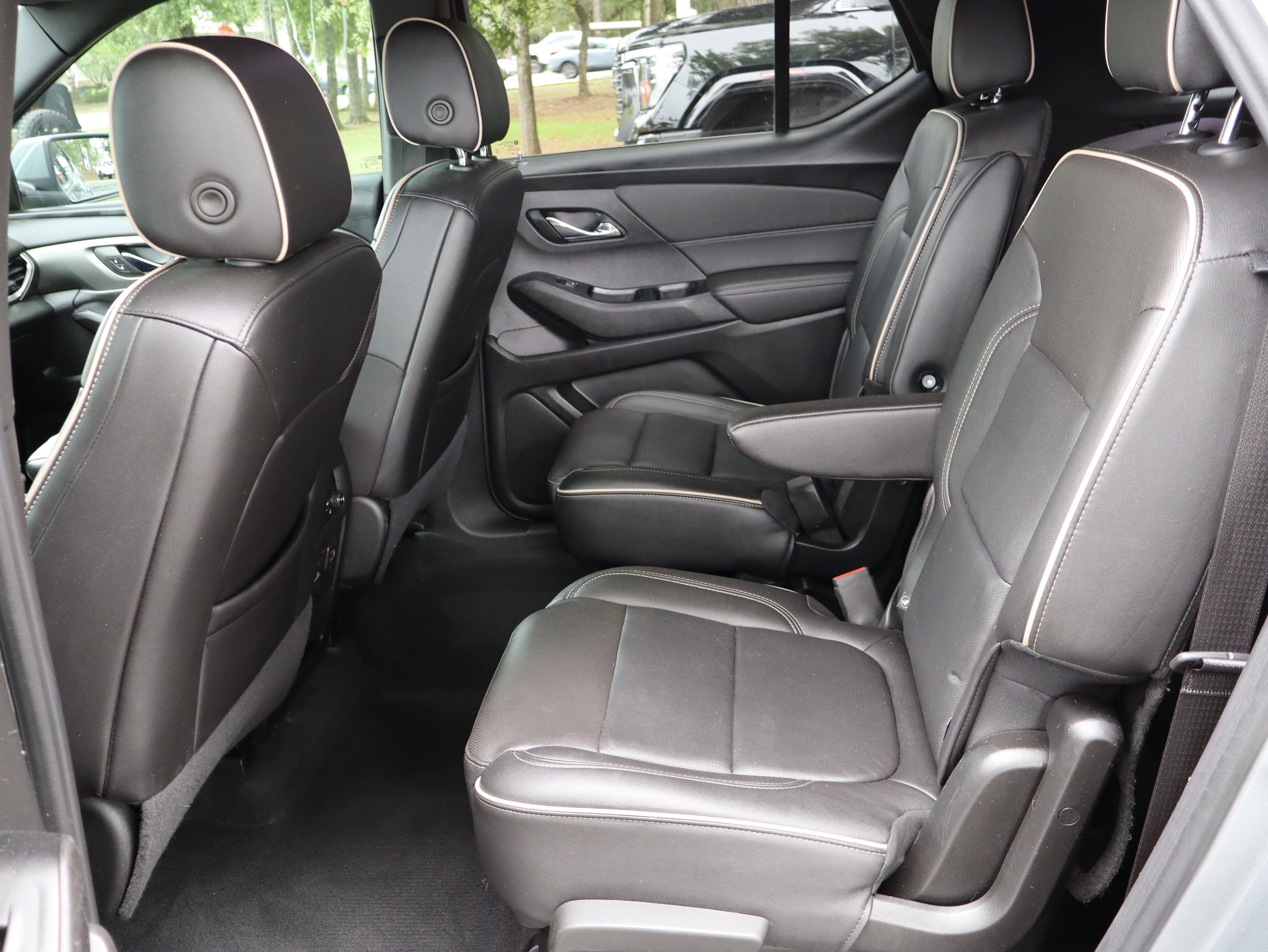 Used 2023 Chevrolet Traverse Premier FWD image 43