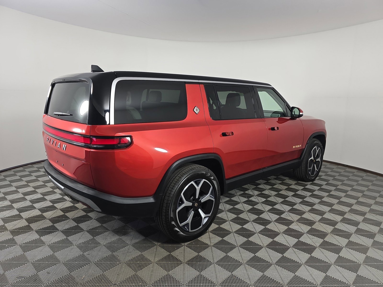 Used 2024 Rivian R1S Adventure AWD/4WD image 5