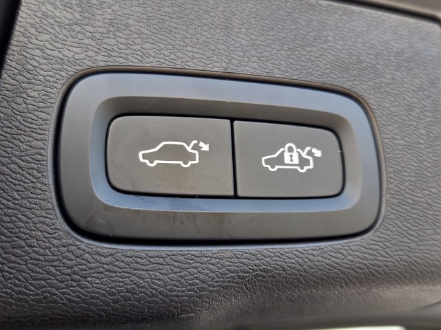 Certified 2024 Volvo XC60 T8 Core AWD/4WD image 17