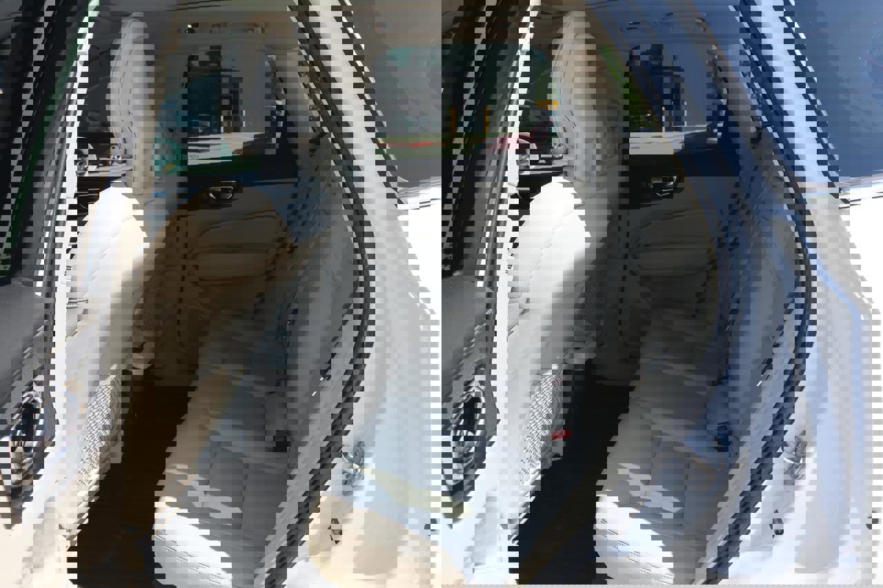 Used 2018 Volvo XC60 T6 Momentum w/ Convenience Package image 16