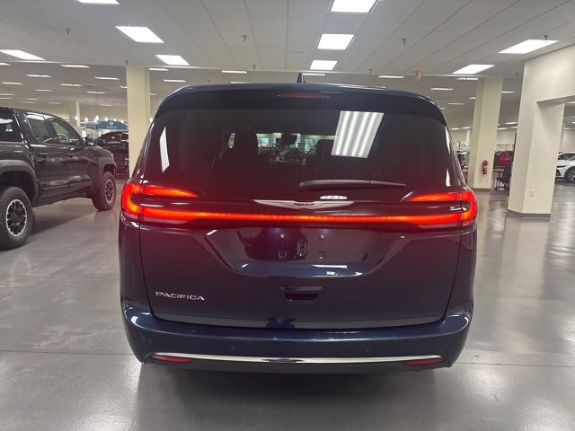 Used 2024 Chrysler Pacifica Touring-L image 6