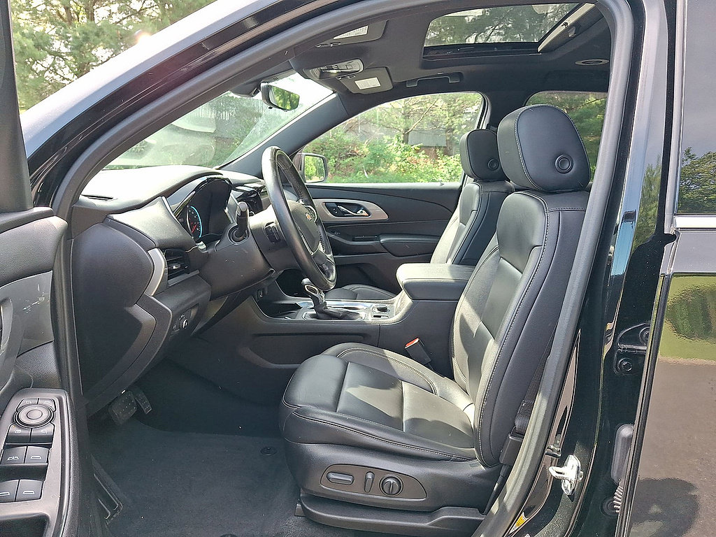 Used 2022 Chevrolet Traverse LT w/ LT Premium Package AWD/4WD image 14