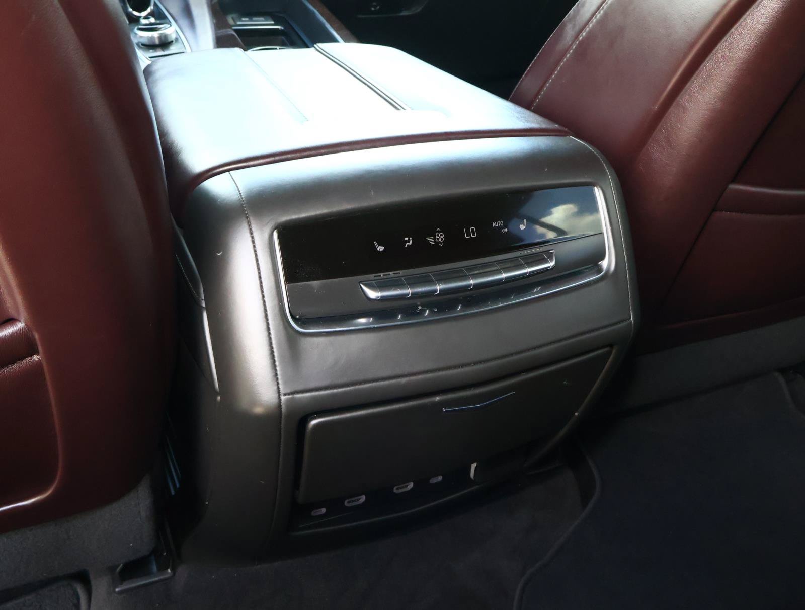 Used 2023 Cadillac Escalade ESV Sport Platinum w/ LPO, ONYX Package AWD/4WD image 19