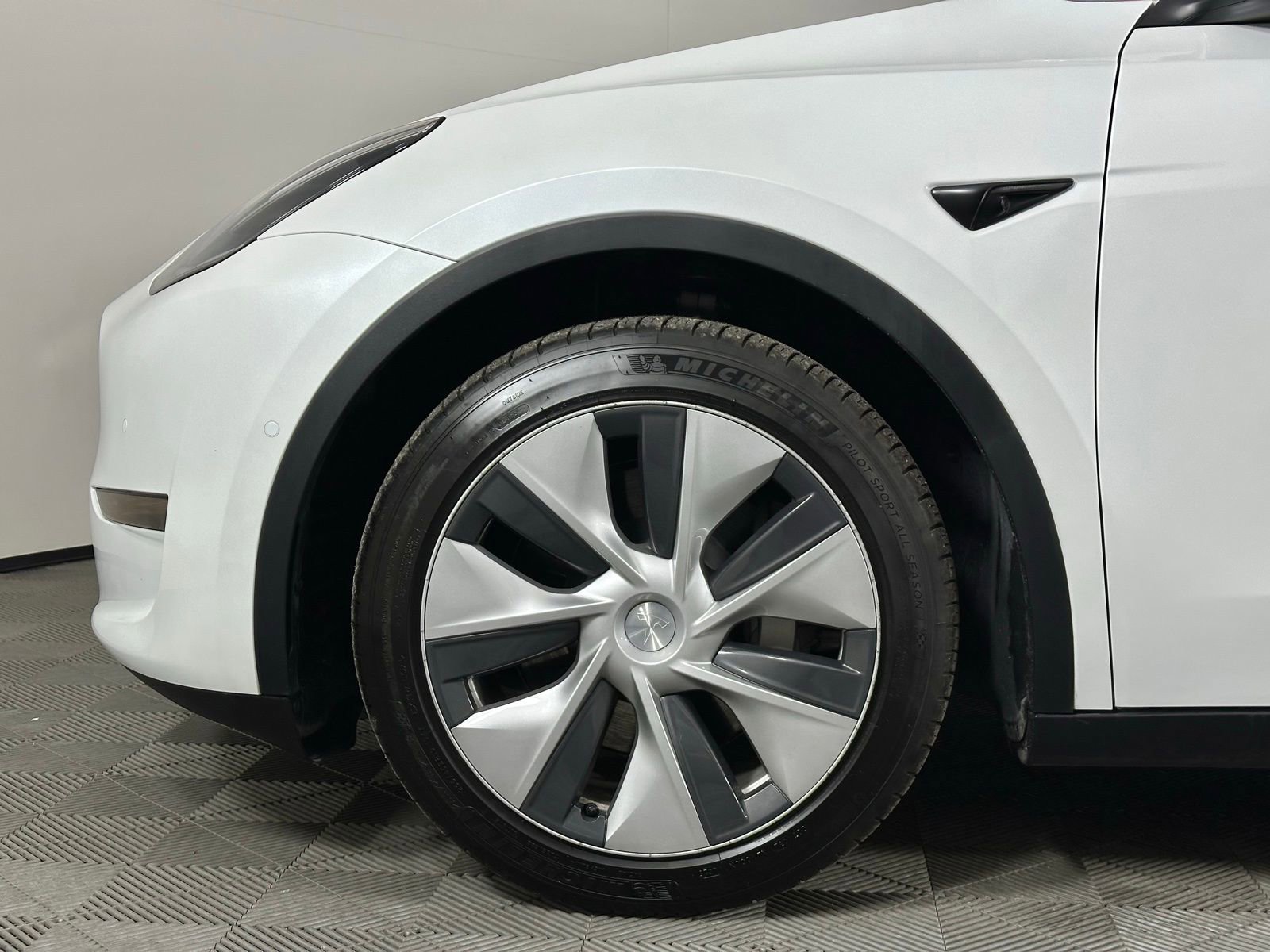 Used 2022 Tesla Model Y Long Range image 8