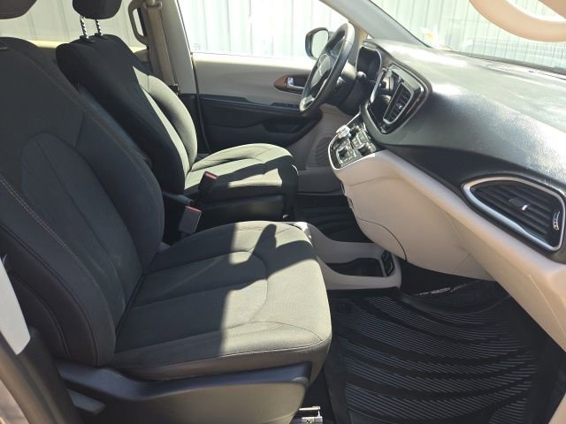 Used 2017 Chrysler Pacifica Touring FWD image 14