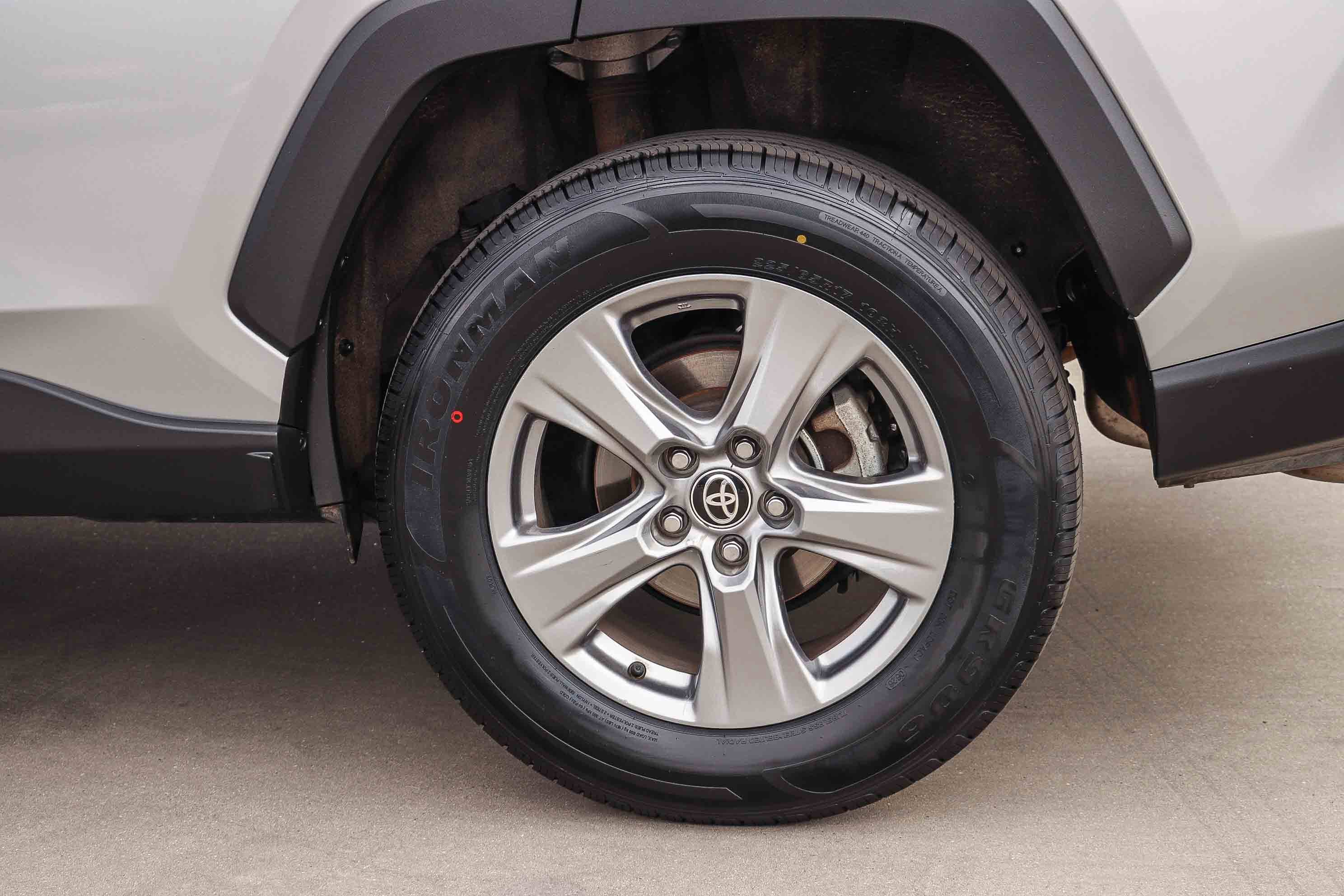 Used 2025 Toyota RAV4 XLE FWD image 9