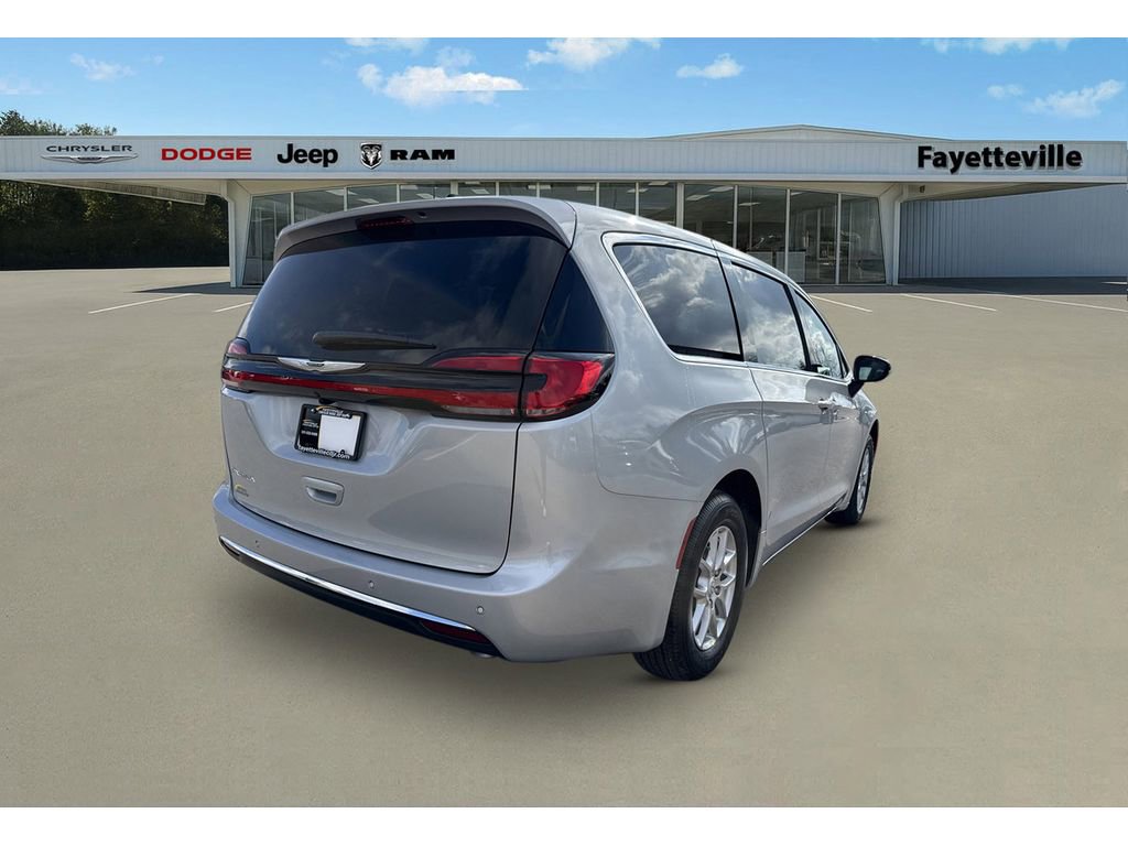 New 2026 Chrysler Pacifica Select image 3