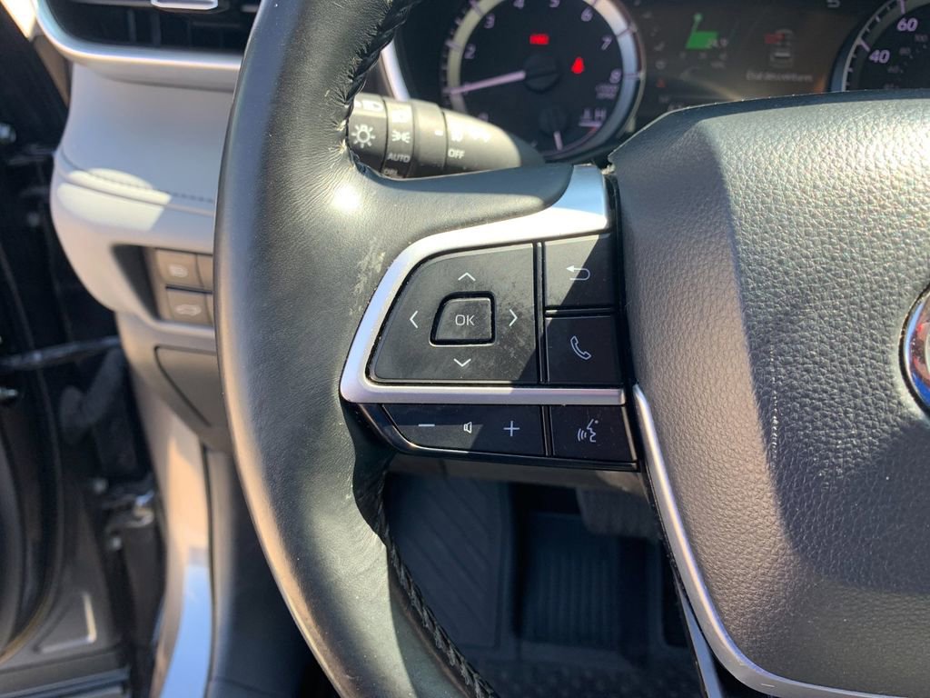 Used 2023 Toyota Highlander XLE FWD image 30