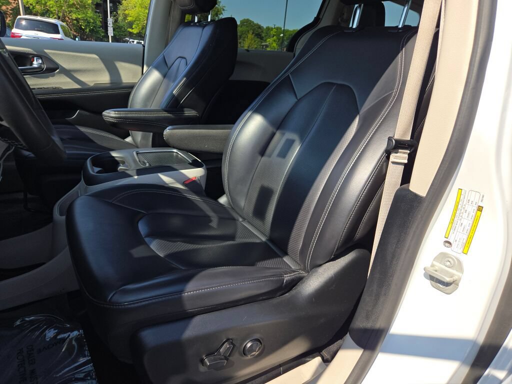 Certified 2023 Chrysler Pacifica Touring-L FWD image 30