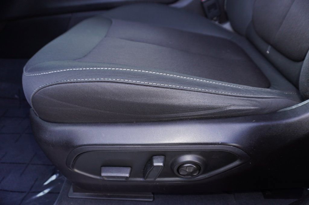 Used 2023 Jeep Grand Cherokee L Laredo image 14