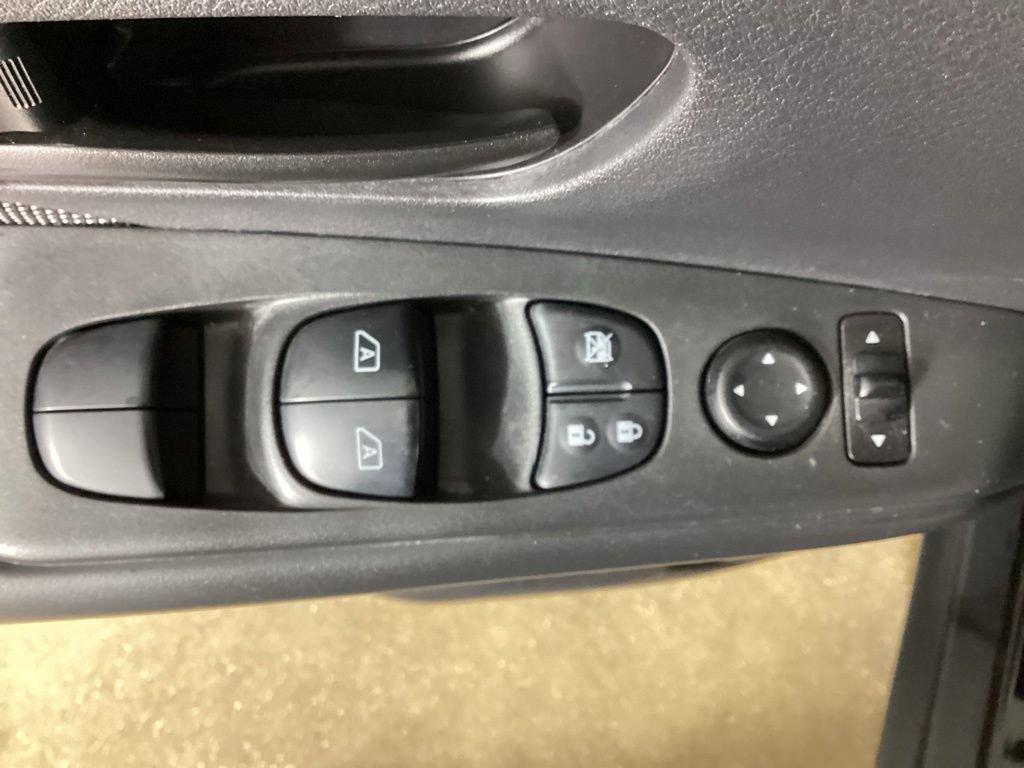 Used 2018 Nissan Kicks SV FWD image 17