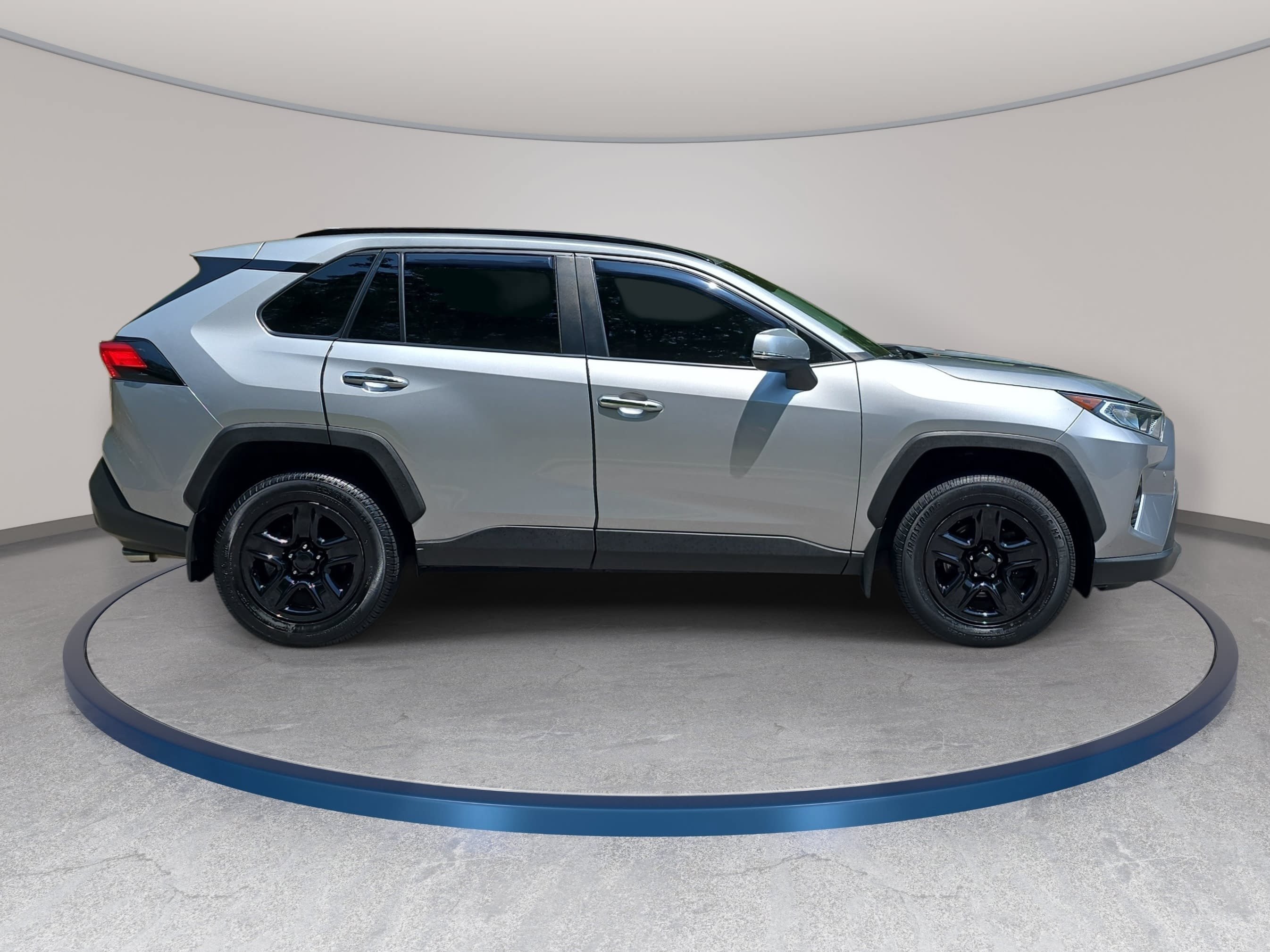 Used 2019 Toyota RAV4 Limited w/ Cold Weather Package FWD image 4