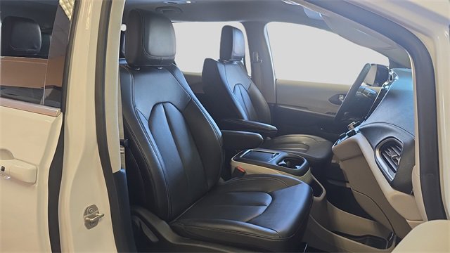 Used 2024 Chrysler Pacifica Select image 14