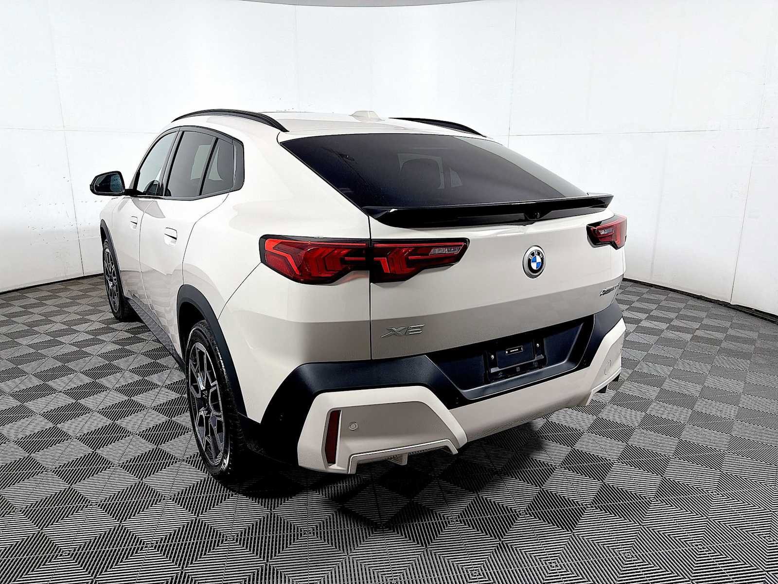 Used 2026 BMW X2 xDrive28i w/ Convenience Package AWD/4WD image 5