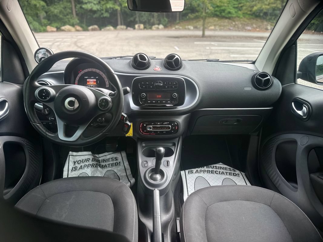 Used 2016 smart fortwo passion RWD image 18