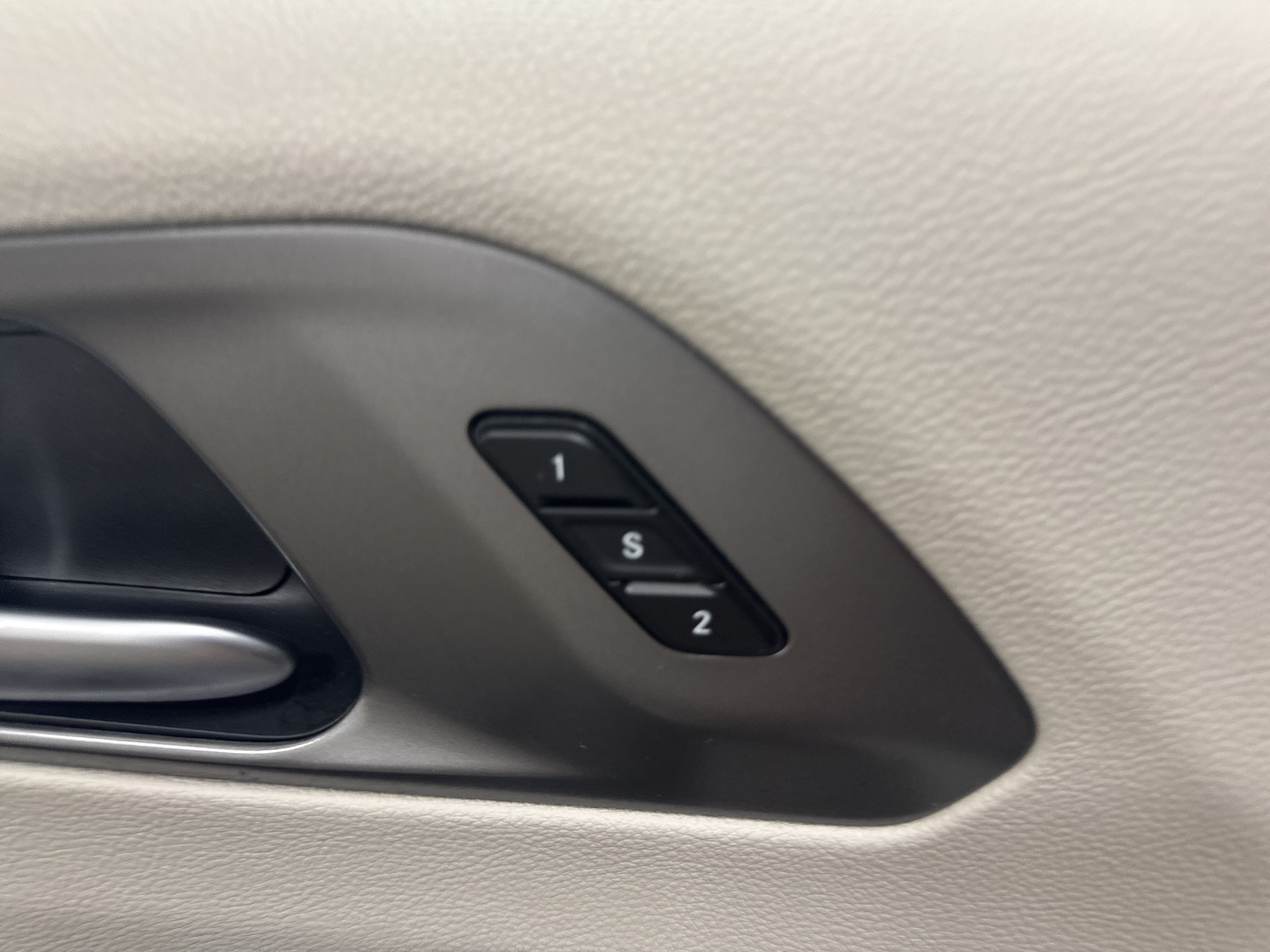 Used 2024 Chrysler Pacifica Touring-L FWD image 27