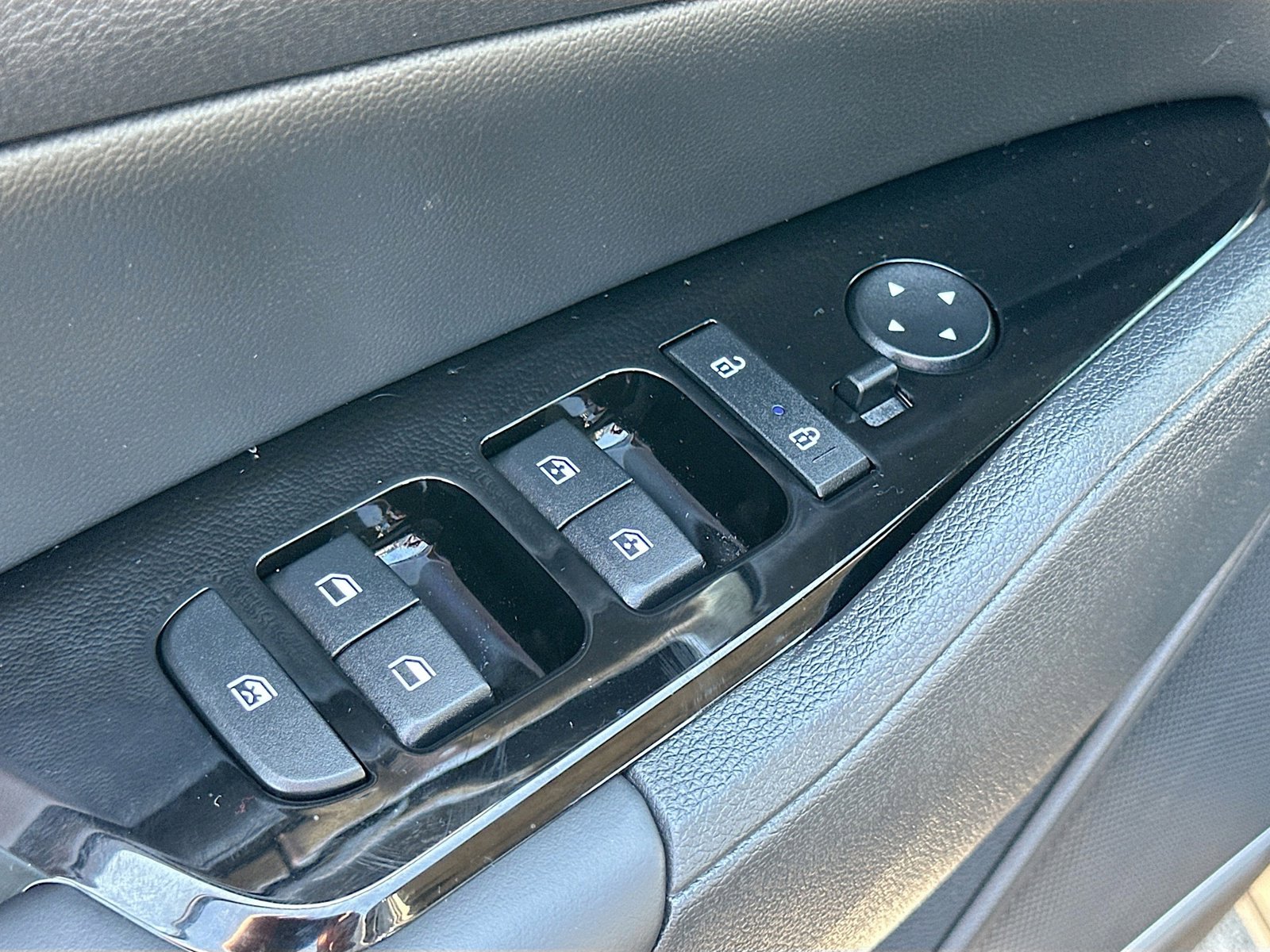 Used 2025 Kia Sportage EX image 7