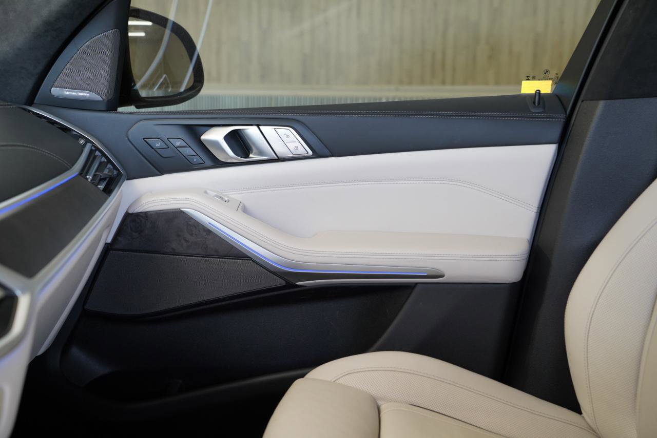 Used 2022 BMW X7 M50i w/ Dynamic Handling Package image 31