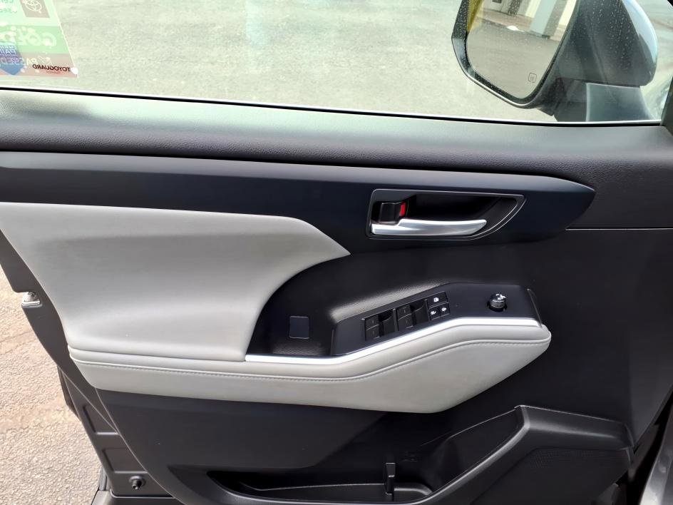 Certified 2023 Toyota Highlander XLE image 17
