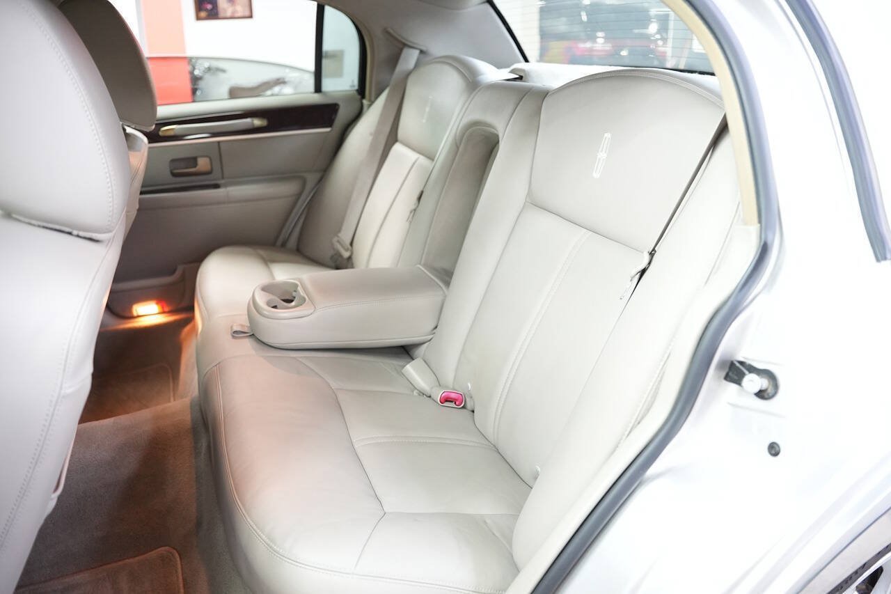 Used 2011 Lincoln Town Car Signature Limited RWD image 17