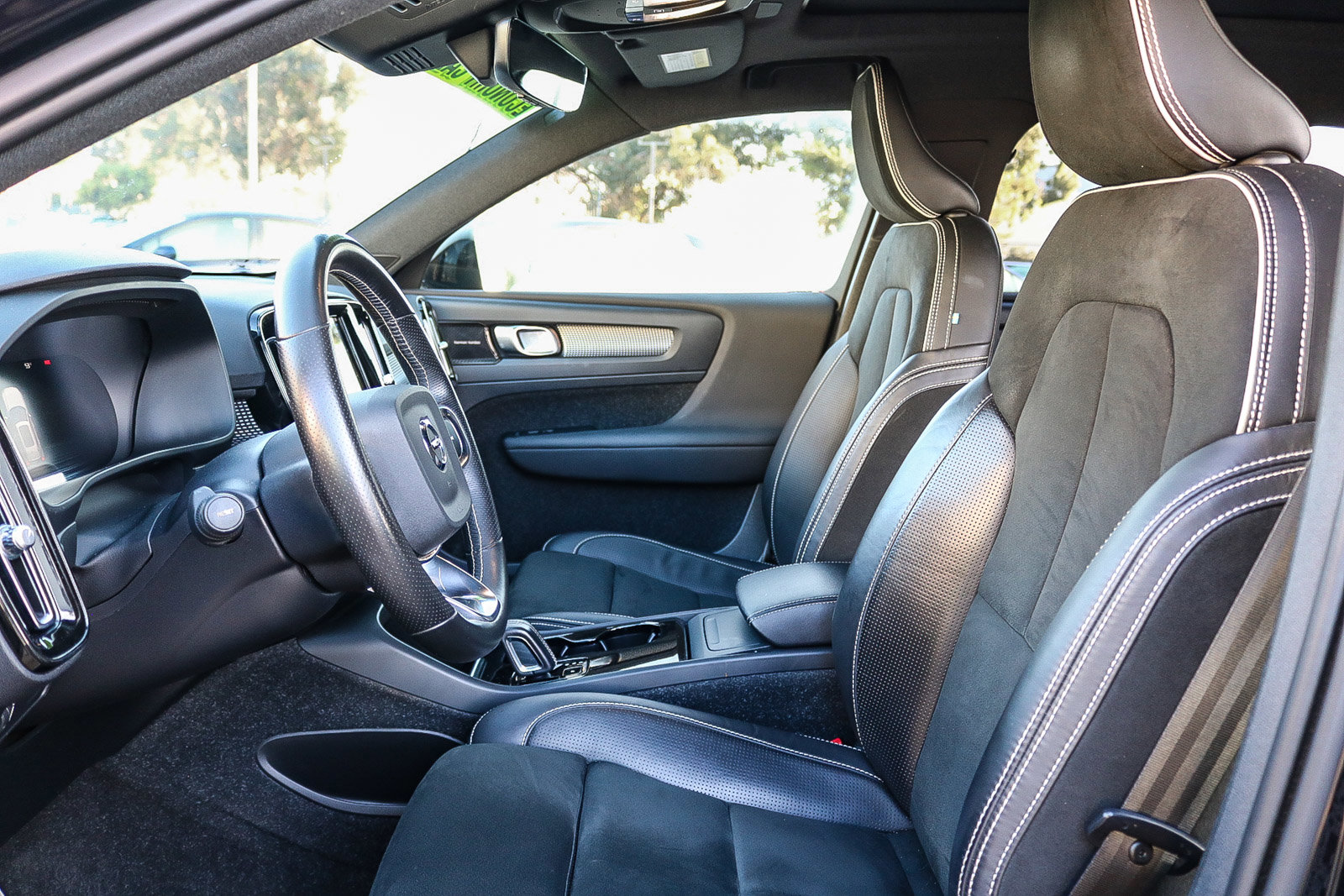 Used 2021 Volvo XC40 P8 Recharge w/ Advanced Package image 17