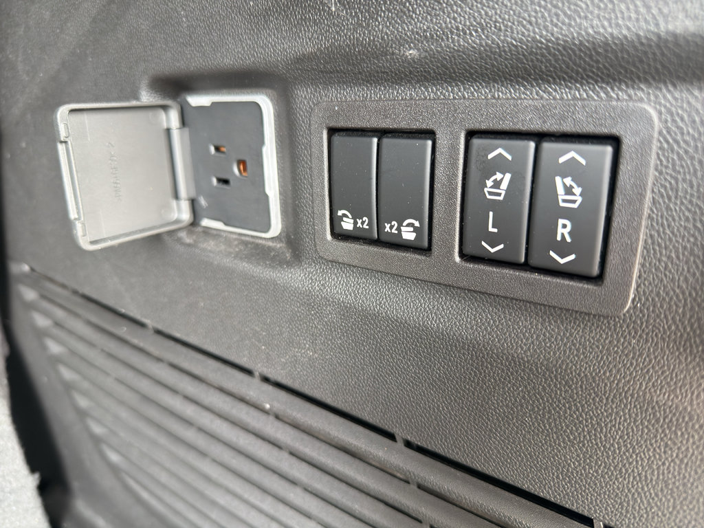 Used 2023 Chevrolet Tahoe Z71 w/ Luxury Package image 46