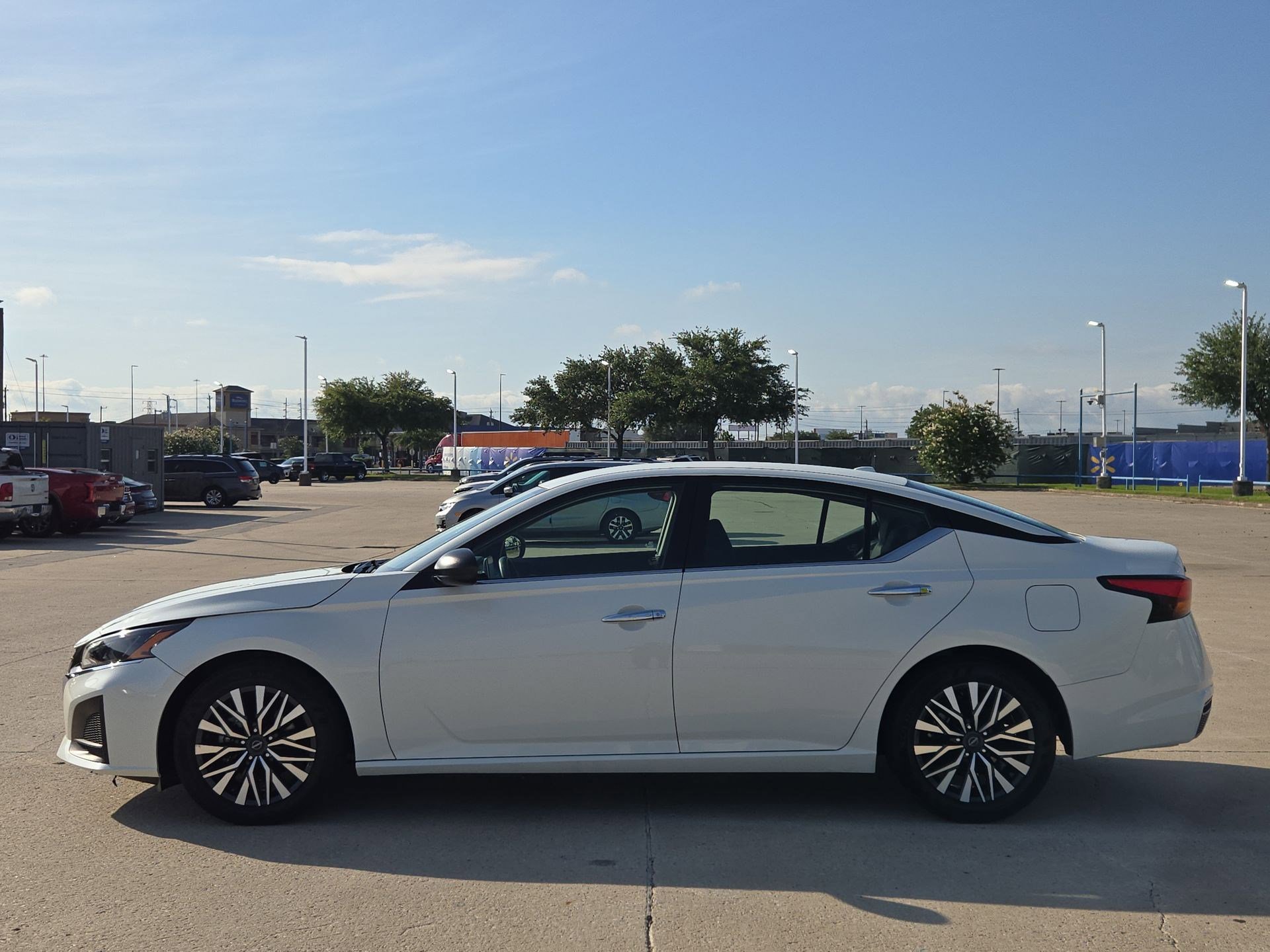 Used 2024 Nissan Altima 2.5 SV FWD image 7