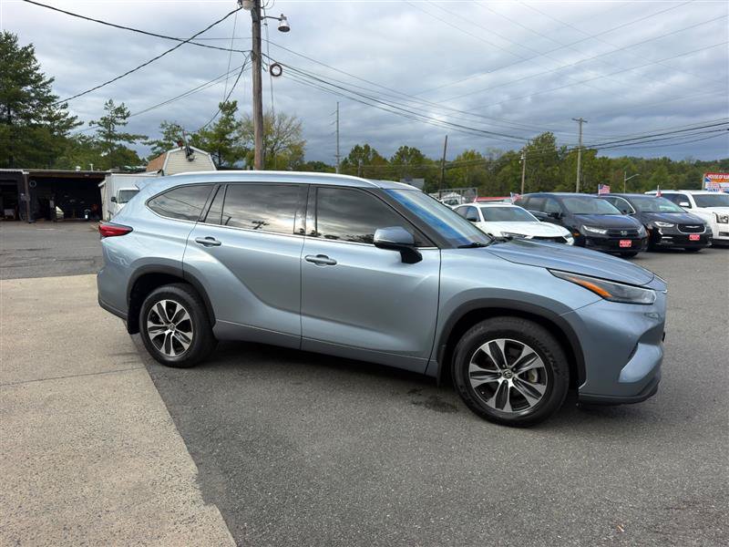 Used 2022 Toyota Highlander XLE AWD/4WD image 8