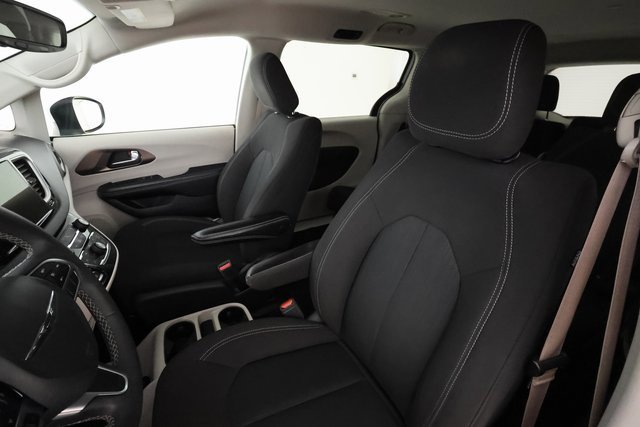 Used 2022 Chrysler Voyager LX image 12