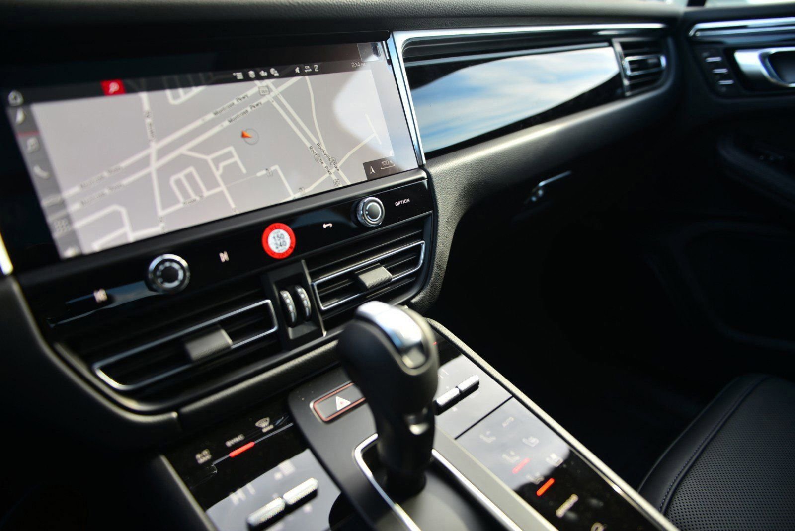 Used 2025 Porsche Macan image 31