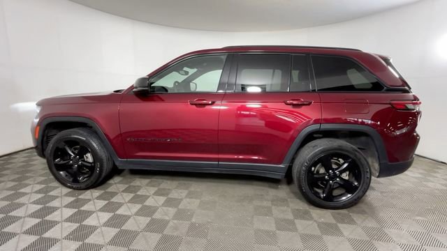 Used 2023 Jeep Grand Cherokee Altitude AWD/4WD image 9