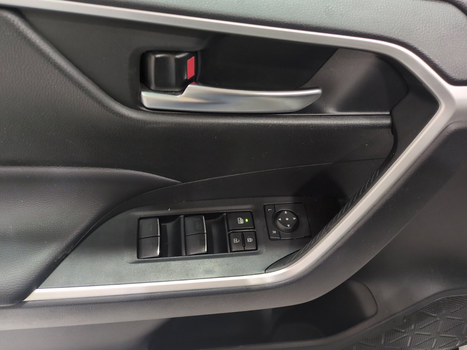 Used 2024 Toyota RAV4 XLE AWD/4WD image 17