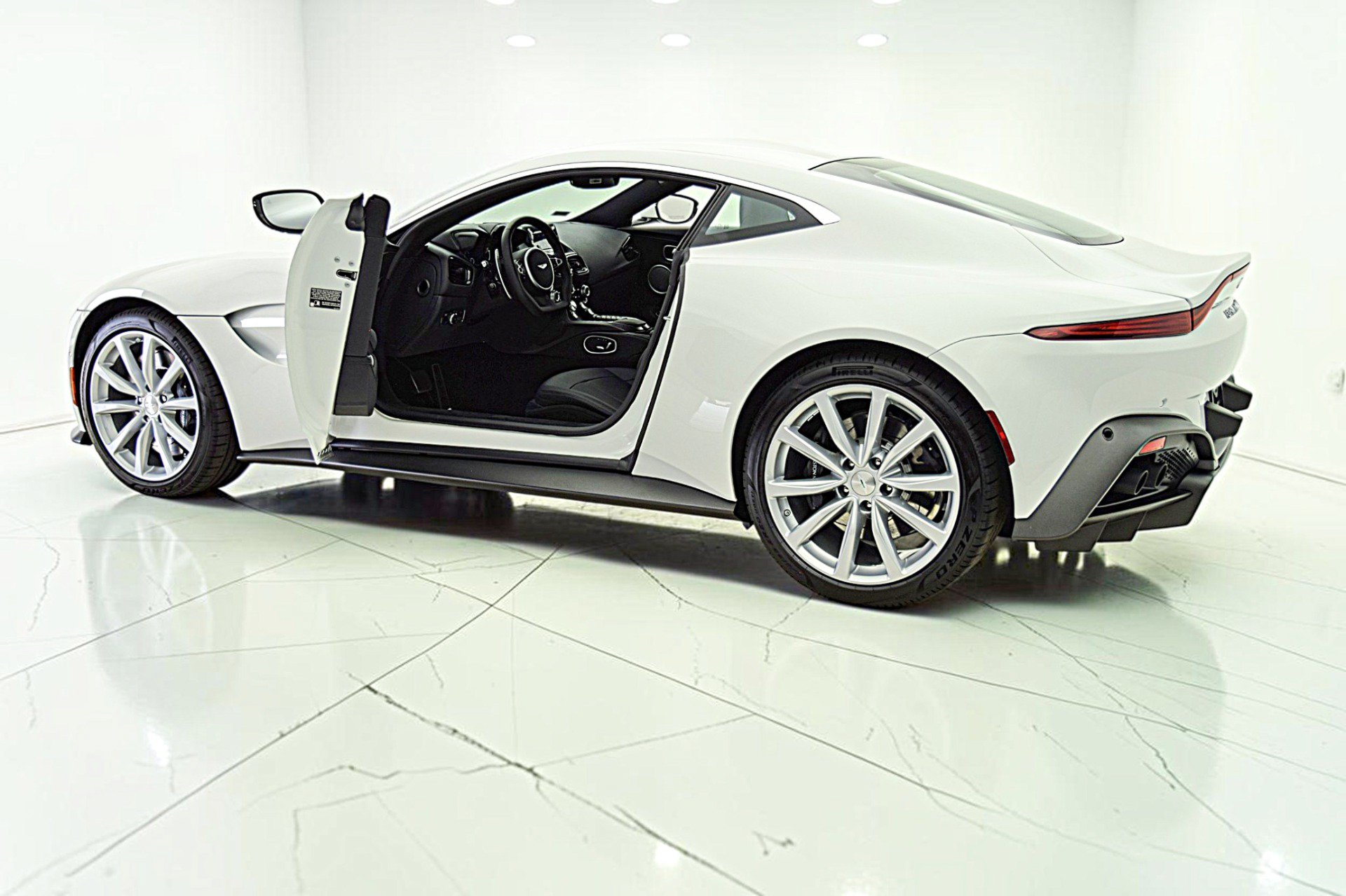Used 2023 Aston Martin V8 Vantage Roadster RWD image 5