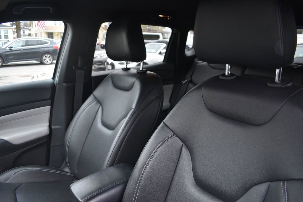 Used 2025 Jeep Compass Limited image 10