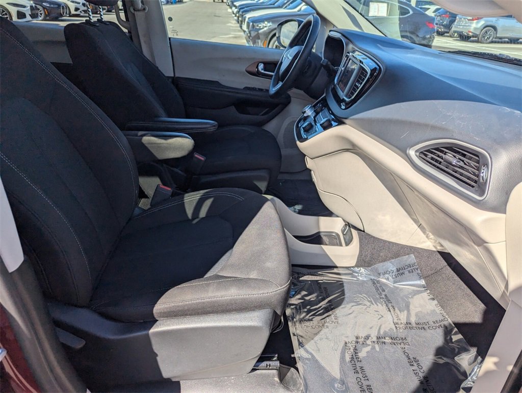 Used 2023 Chrysler Voyager LX image 10