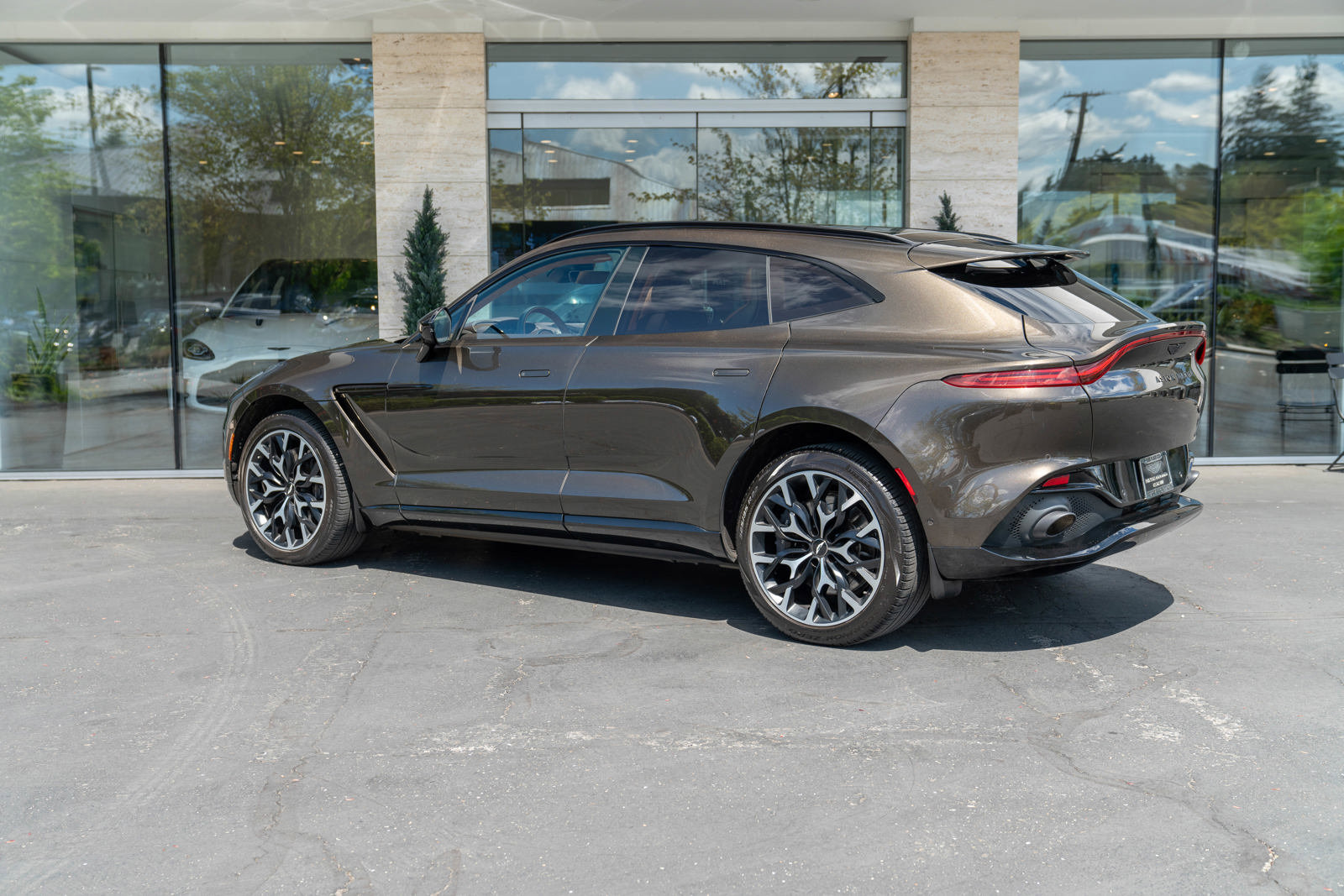 Used 2021 Aston Martin DBX image 2