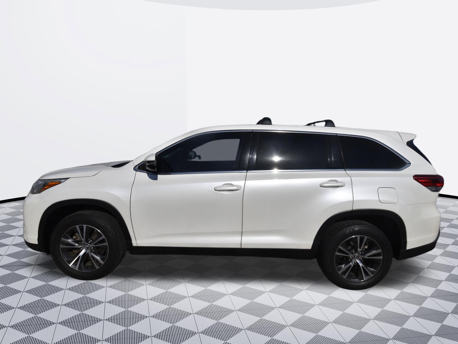 Used 2019 Toyota Highlander LE FWD image 4