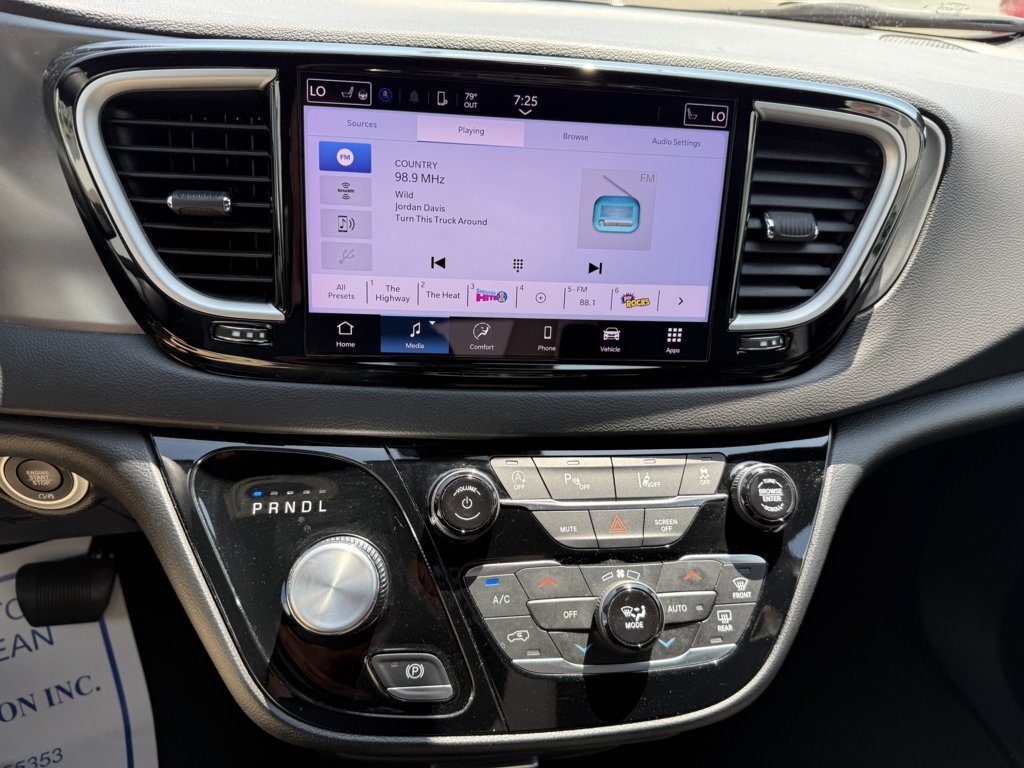 Used 2025 Chrysler Pacifica Select FWD image 26