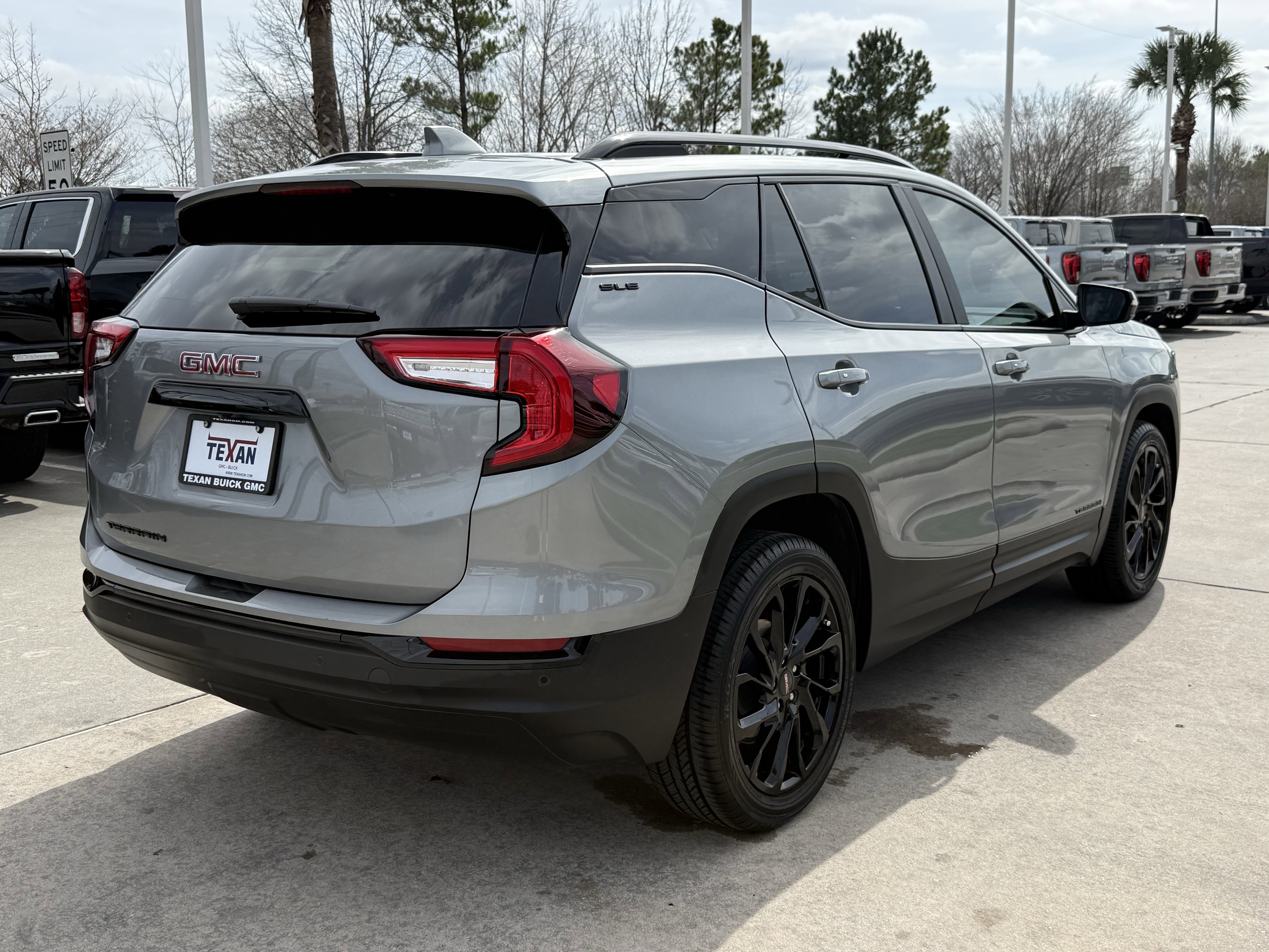 Used 2024 GMC Terrain SLE w/ Driver Convenience Package image 5