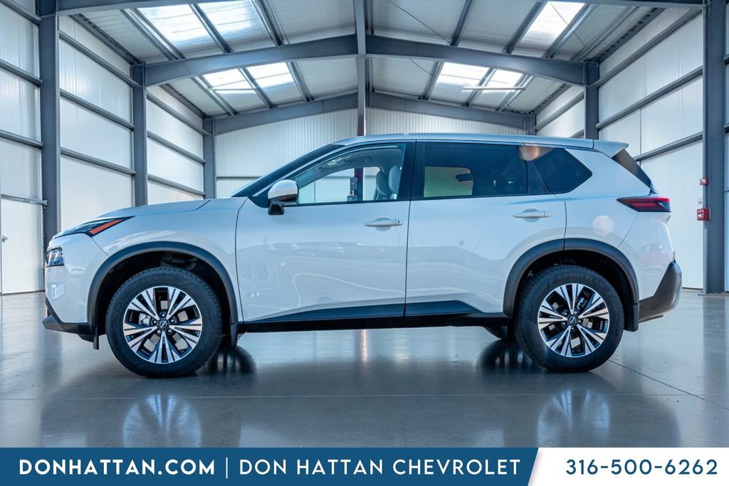 Used 2023 Nissan Rogue SV image 2